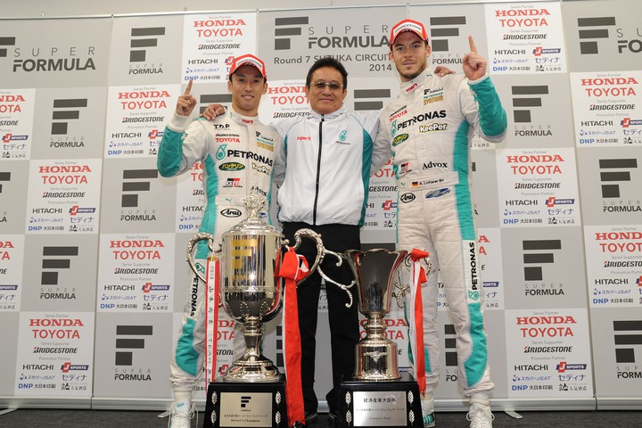 2014年ドライバーズチャンピオンの中嶋一貴とチームトムス