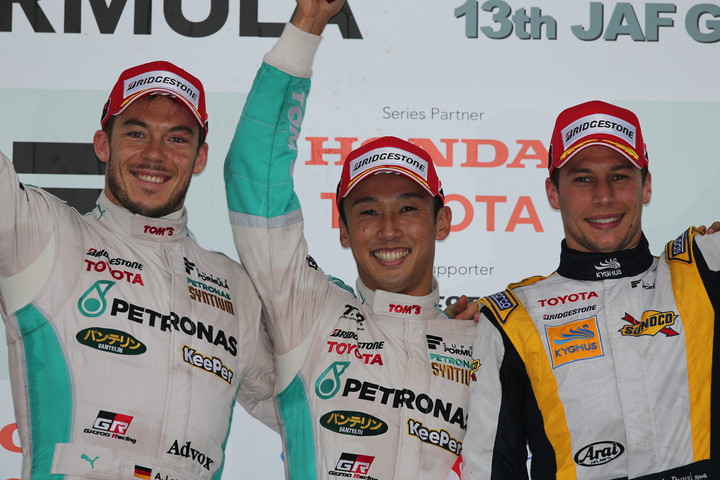 決勝レース2: 表彰台に昇った上位3人のドライバーたち