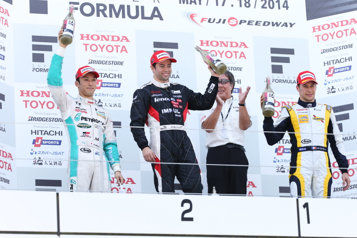 決勝レース1: 表彰式　優勝ジョアオ・パオロ・デ・オリベイラ（中央）、2位中嶋一貴（左）、3位ロイック・デュバル（右）