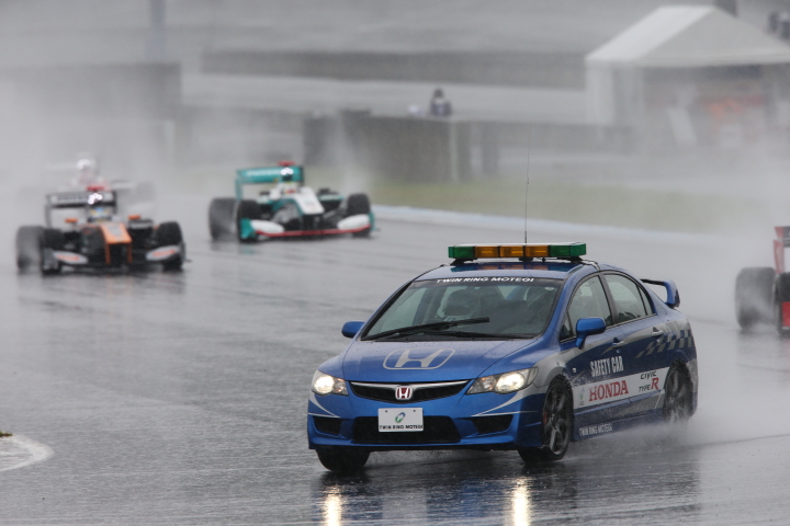決勝レース: ゲリラ豪雨のためセーフティーカーが導入された