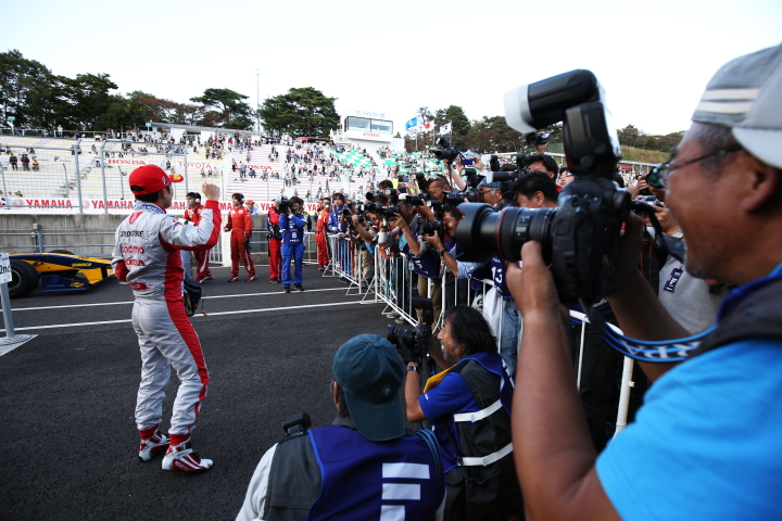 平成生まれのドライバーがトップフォーミュラで優勝するのも初めてです。カメラマンも野尻智紀を祝福します