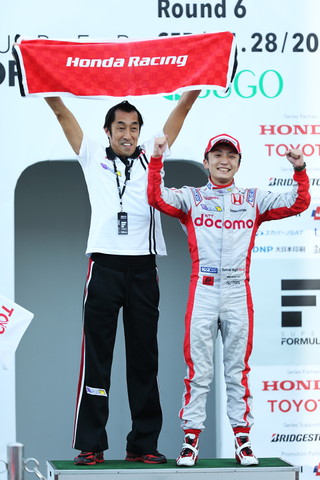 村岡潔ダンディライアン監督と表彰台に立つ野尻智紀。ホンダに今シーズン初表彰台を一番高いところでプレゼントしました