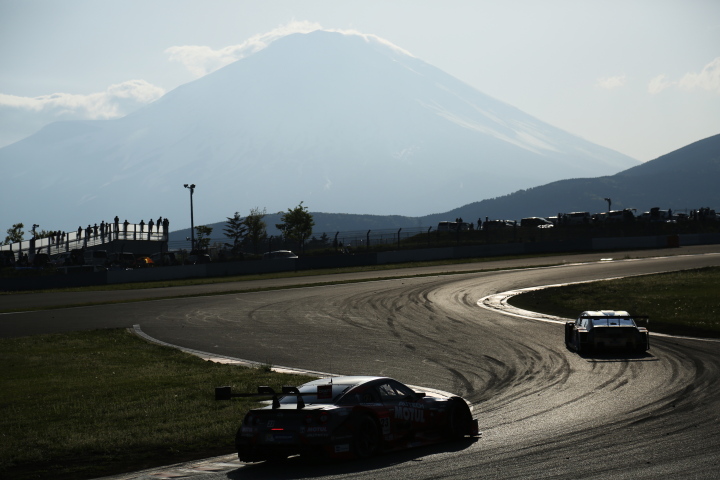 決勝レース: 富士山を正面に13コーナーへ