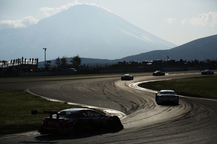 決勝レース: 富士山を正面に13コーナーへ