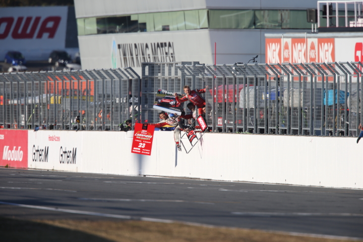 決勝レース: トップチェッカーの松田次生（MOTUL AUTECH GT-R）を待つNISMOのクルー