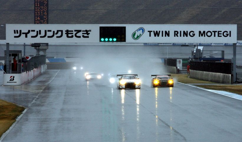 雨の中5時間の決勝レースがスタートした（グループ1）