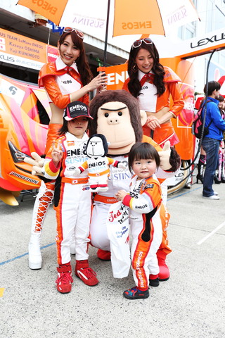 ピットウォーク: レースクイーンとエネオスのレーシングスーツを着たファンの子供