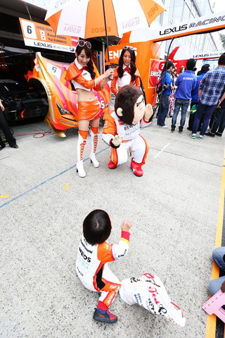 ピットウォーク: レースクイーンとエネオスのレーシングスーツを着たファンの子供