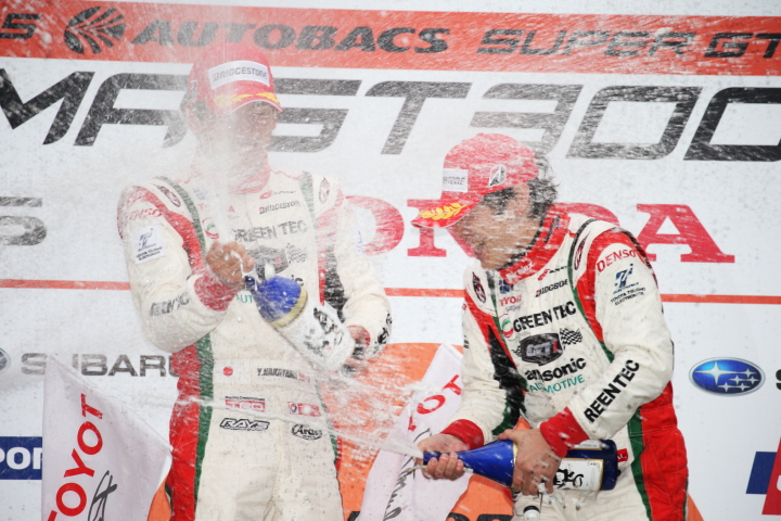 決勝レース: GT300クラスウィナーの中山雄一（左）と嵯峨宏紀（右）のシャンパンファイト