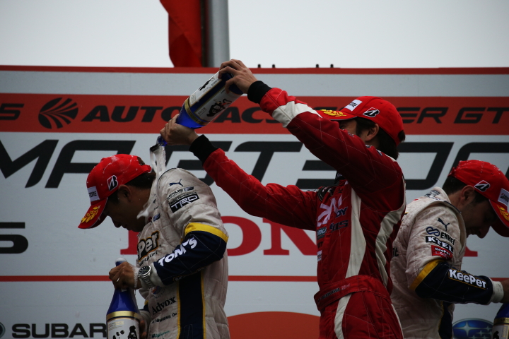 決勝レース: GT500クラス優勝のアンドレア・カルダレッリ（左）と3位・立川祐路のシャンパンファイト