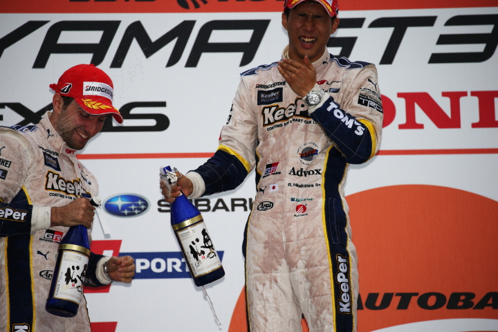 決勝レース: GT500クラス優勝のアンドレア・カルダレッリ（左）と平川亮（右）