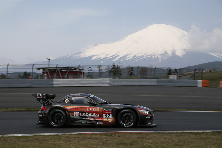 富士山をバックにコースを攻める吉本のBMW Z4 GT3