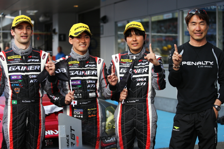 決勝レース: GT300クラスで優勝したアンドレ・クート／千代勝正／富田竜一郎組