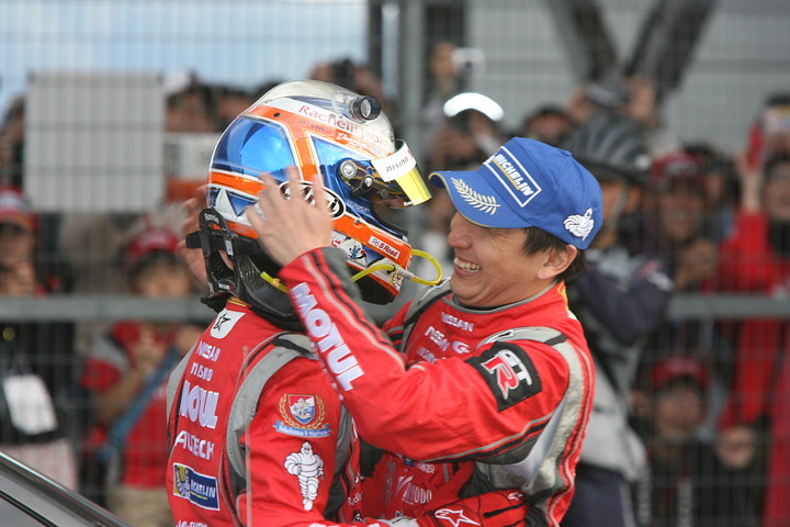 優勝して抱き合うGT500クラスの松田次生とロニー・クインタレッリ