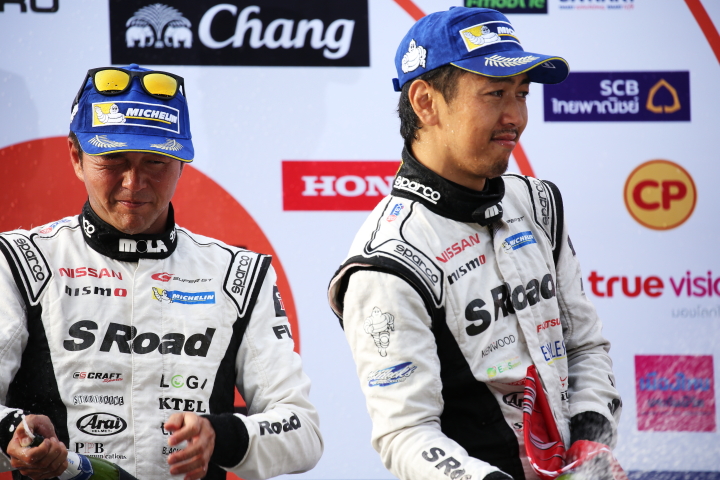 表彰式: GT500クラスで優勝した本山哲と柳田真孝がシャンパンファイト