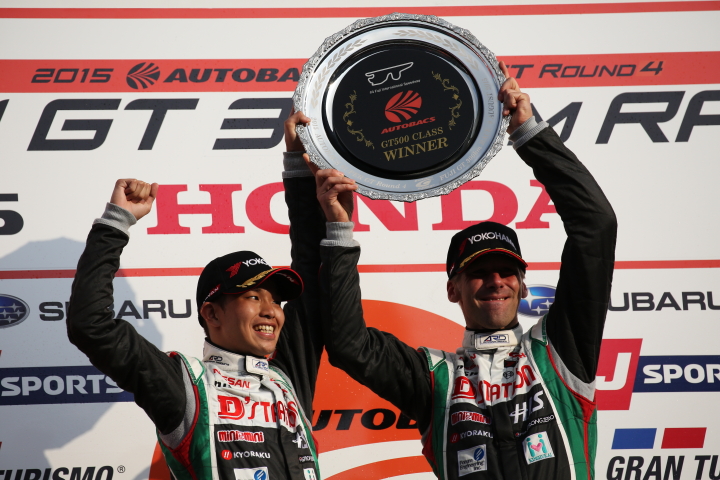 表彰式: GT500クラスで優勝した佐々木大樹とミハエル・クルム（D'station ADVAN GT-R）