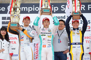 中嶋一貴（中央）が今季初勝利。石浦宏明（左）が2位、小林可夢偉（右）が3位に入り、TDP出身の日本人トヨタドライバー3人による表彰台独占となった