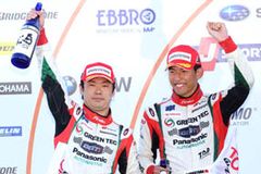 GT300クラスで2位表彰台を獲得した嵯峨宏紀（左）と中山雄一（右）