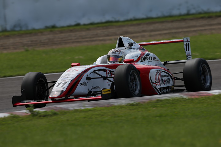 3位は牧野任祐（DODIE・インプローブス・RN-S）