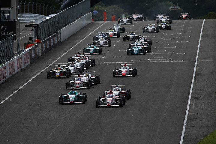 15周の決勝レースがスタートした