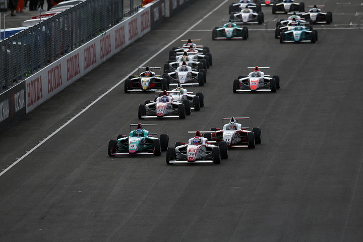 15周の決勝レースがスタートした