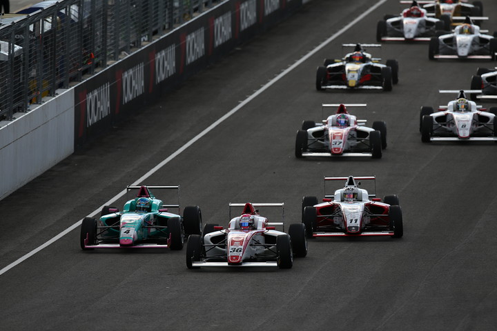 15周の決勝レースがスタートした