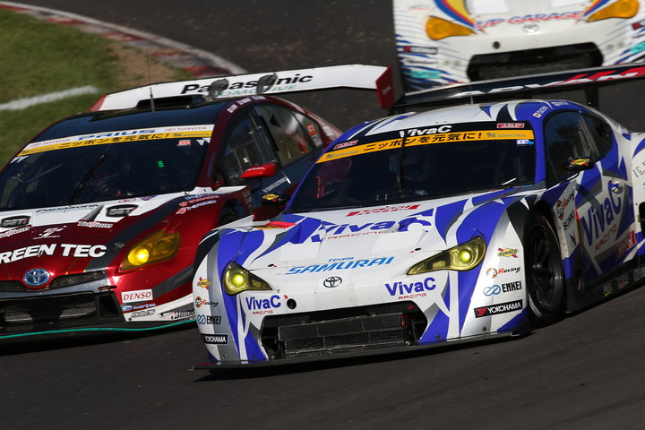 レース序盤、GT300クラス・VivaC 86 MCとTOYOTA PRIUS apr GTの争い