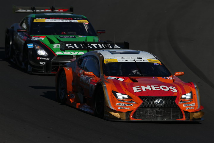 レース終盤、GT500クラス・ENEOS SUSTINA RC FとD'station ADVAN GT-Rの争い