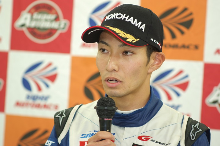 決勝記者会見: GT300クラスで優勝した松井孝允（VivaC 86 MC）