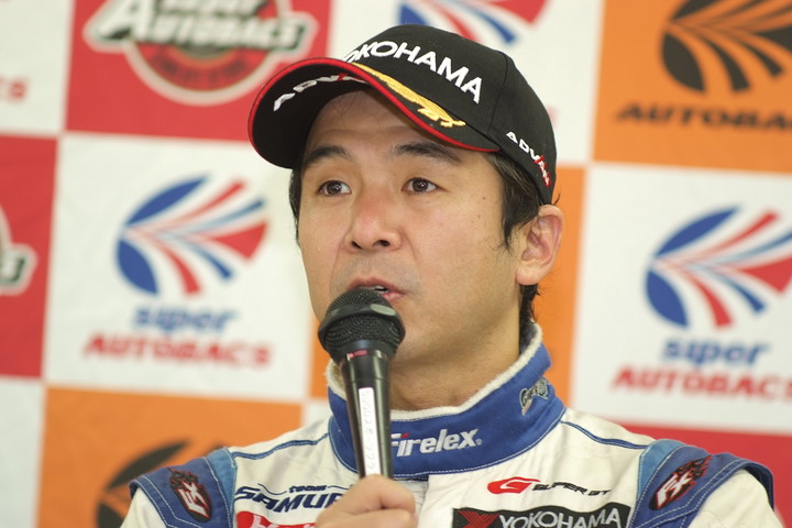 決勝記者会見: GT300クラスで優勝した土屋武士（VivaC 86 MC）