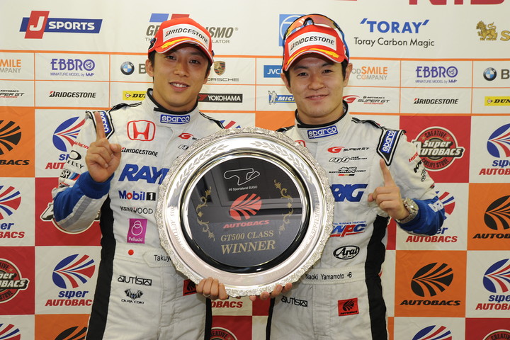 決勝フォトセッション: GT500クラスで優勝した伊沢拓也と山本尚貴