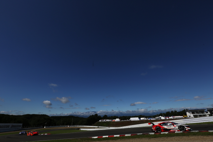 公式練習: 小暮卓史／オリバー・ターベイ組（GT500クラス・ドラゴモデューロNSX CONCEPT-GT）