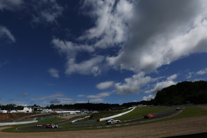 公式練習: ヘアピンを立ち上がりS字に向かうGTマシン