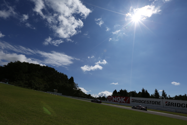 公式練習: 太陽をバックにS字に向かうGTマシン