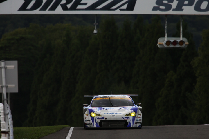GT300クラスノックアウト予選Q1: 松井孝允（VivaC 86 MC）