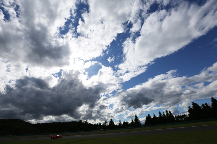 GT300クラスノックアウト予選Q2: 雲海の下を駆ける