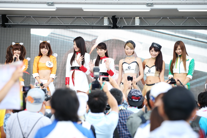 SUPER GT オフィシャルステージ: レースクイーンのみなさんが登場