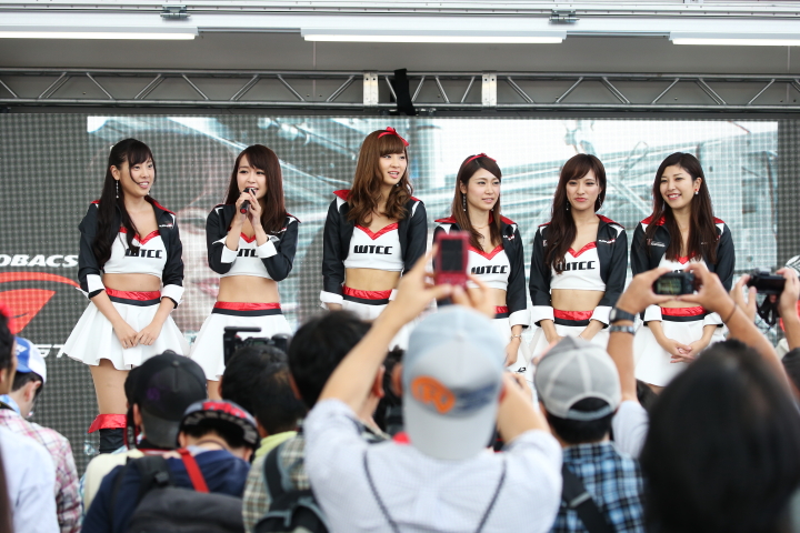 SUPER GT オフィシャルステージ: レースクイーンのみなさんが登場