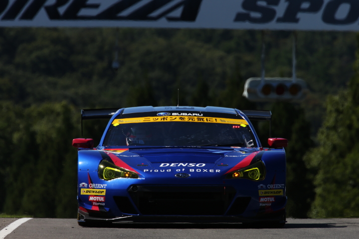 ウォームアップ: 嵯峨宏紀／中山雄一組（GT300クラス・TOYOTA PRIUS apr GT）