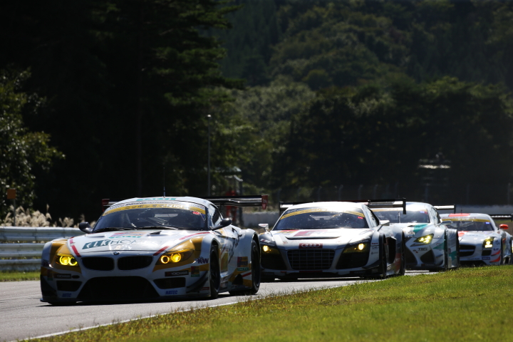 決勝レース: レース序盤、新田守男（JMS LMcorsa Z4）を先頭とするGT300クラス中段の争い