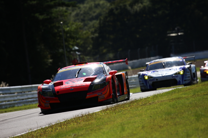 決勝レース: レース序盤、高木真一（ARTA CR-Z GT）がトップを快走