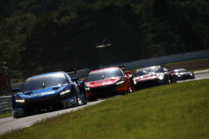 決勝レース: レース序盤、武藤英紀（KEIHIN NSX CONCEPT-GT）を先頭とする中段の争い