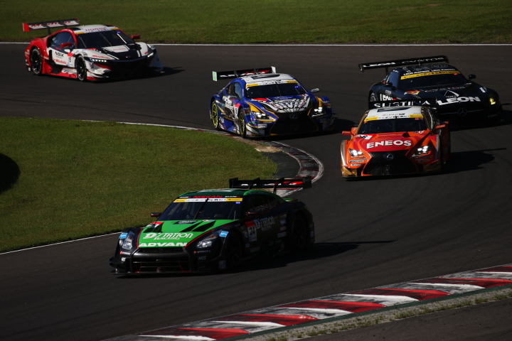 決勝レース:  レース序盤、ミハエル・クルム（D'station ADVAN GT-R）を先頭とする中段の争い
