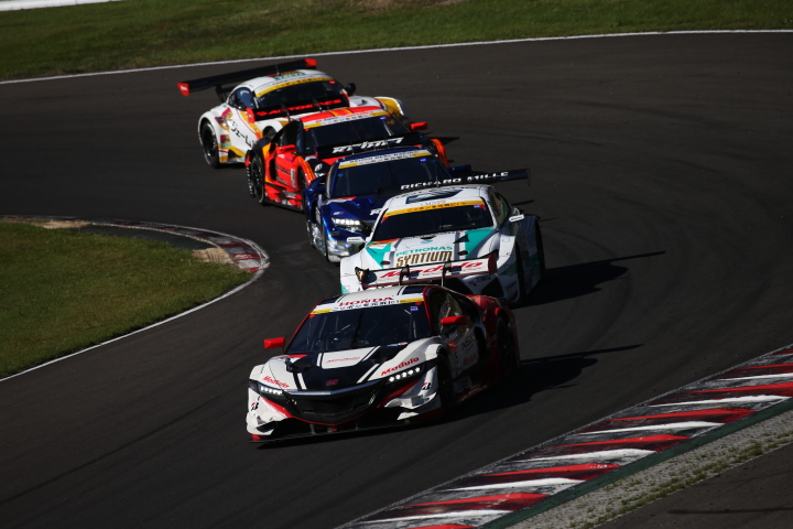 決勝レース: 周回遅れが出始めた。先頭はオリバー・ターベイ（ドラゴモデューロNSX CONCEPT-GT）