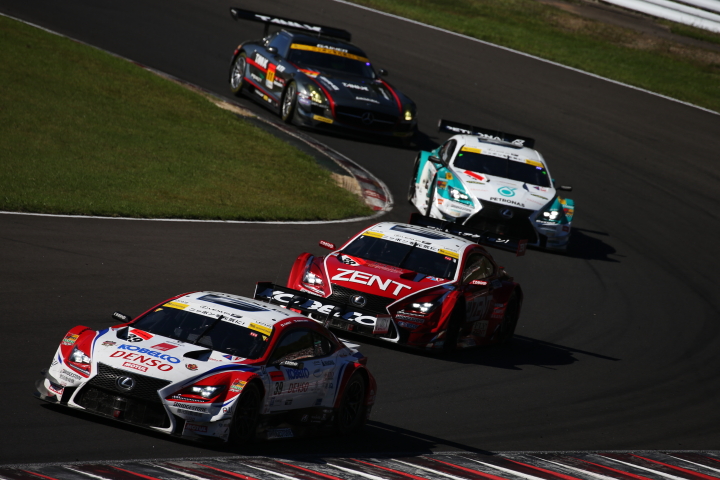 決勝レース: レース序盤、平手晃平（DENSO KOBELCO SARD RC F）を先頭とする下位集団の争い