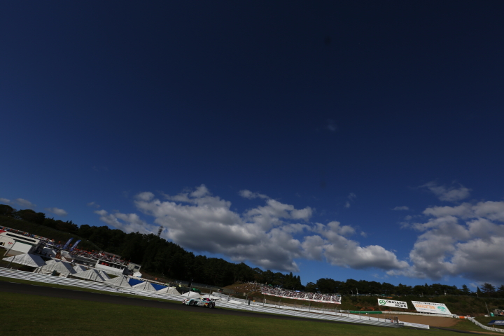 決勝レース: 青空の下、2コーナーを立ち上がり3コーナーへ向かう