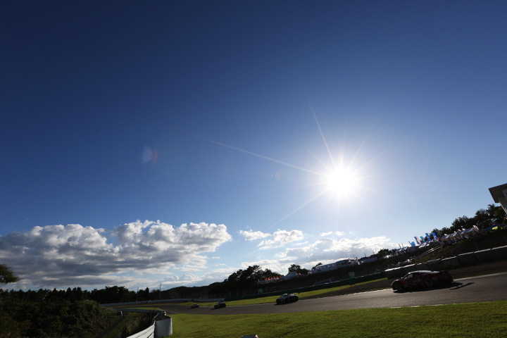 決勝レース: 逆光の中、ヘアピンを立ち上がりS字コーナーへ向かう