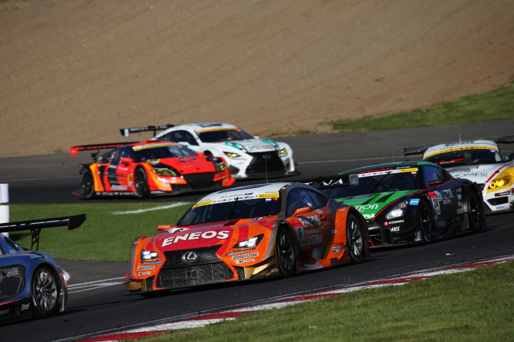 決勝レース: レース終盤、3位表彰台を賭けた国本雄資（ENEOS SUSTINA RC F）と佐々木大樹（D'station ADVAN GT-R）の争い