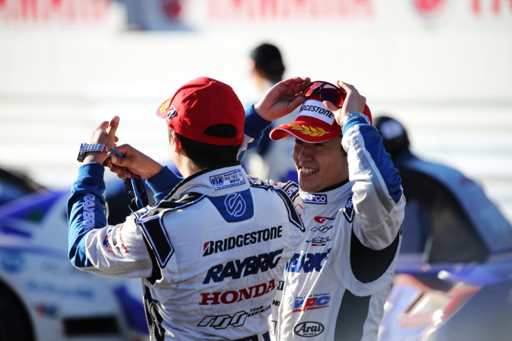 決勝レース: GT500クラスで優勝した伊沢拓也と山本尚貴（TEAM KUNIMITSU）