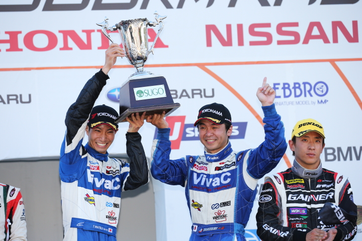 表彰式: GT300クラスで優勝した松井孝允（左）と土屋武士（中央）、3位に入った平中克幸（右）